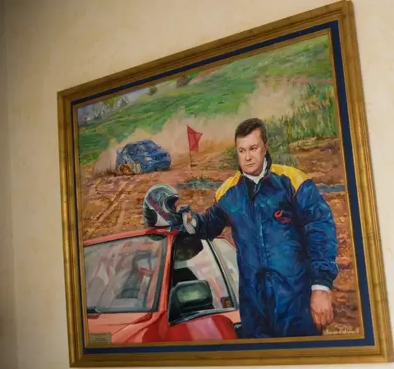 Retrato de Viktor Yanukovych en su multimillonaria mansión que tuvo que abandonar cuando huyó del país en 2014
