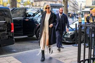 Charlize Theron saliendo del restaurante Dior durante la Semana de la Moda de París 
