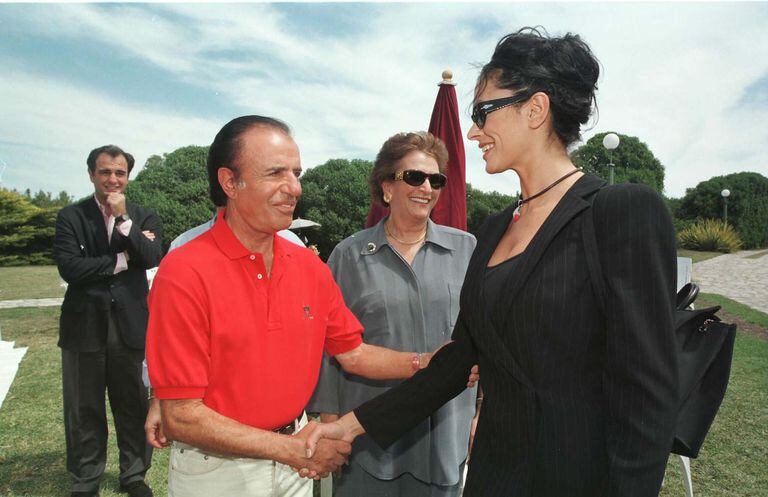 El presidente Carlos Menem almuerza junto a la actriz María Gracia Cuccinota, en 1998