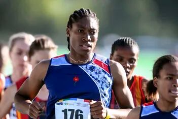 El martirio de la atleta Semenya para competir: de mostrar partes íntimas a temer un ataque al corazón