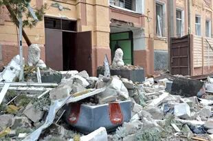 Una fotografía tomada el 7 de marzo de 2022 muestra los destrozos causados por un bombardeo en la segunda ciudad más grande de Ucrania, Kharkiv.