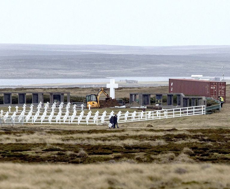 Excavación de la Cruz Roja Internacional para identificar a los restos de los combatientes que permanecen en un cementerio en las Islas Malvinas.
Foto: Hernan Zenteno   20_6_17