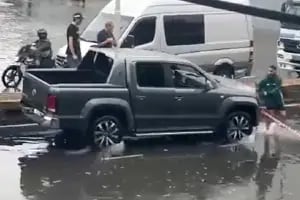 Un conductor atropelló con su camioneta a un vecino que le impedía pasar por una calle inundada de Avellaneda