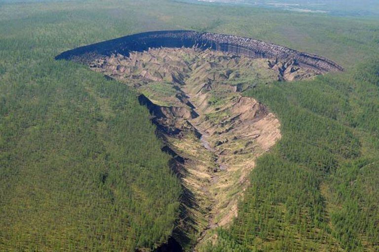 "La puerta al infierno": causa alarma el crecimiento desmedido de un cráter ruso