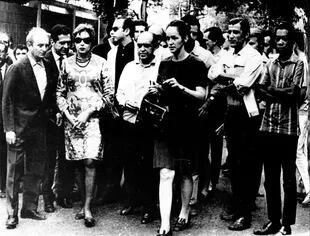 Junto a figuras como Niemeyer y Milton Nascimento, Lispector protesta contra la dictadura, en junio de 1968