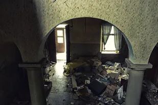 Recorrían una casa abandonada y encontraron en el altillo una terrorífica escena