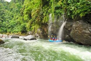 Hacer rafting por el río Pacuare es tan sola una de las actividades que ofrece Costa Rica a sus visitantes, siempre con la consigna de respetar la naturaleza y la biodiversidad