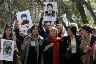 Michelle Bachelet, quien sufrió en carne propia las torturas del régimen dictatorial, fue la oradora central de un acto en Santiago de Chile