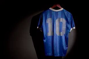 Esta foto, cortesía de Sotheby's, muestra la camiseta del partido de la Copa Mundial de la FIFA 1986 del futbolista argentino Diego Maradona, que vestía cuando marcó el gol de la "Mano de Dios". 
