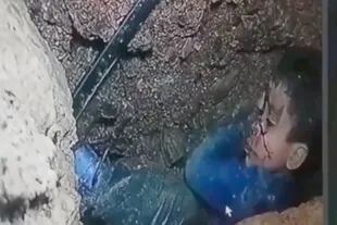 El pequeño Rayan atrapado en un pozo en la aldea de Ighran, en la provincia de Chefchaouen, en el norte de Marruecos, al ser encontrado por los rescatistas.
