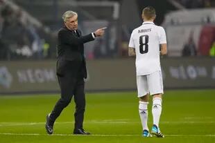 Carlo Ancelotti, dándole indicaciones a Kroos, volante de Real Madrid