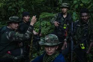 Un grupo de rebeldes de las nuevas FARC en un campamento en las montañas de Colombia