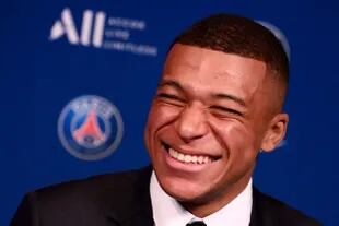 La sonrisa de Kylian Mbappé al anunciar la renovación de su contrato con PSG, para la que colaboró el presidente francés, Emmanuel Macron