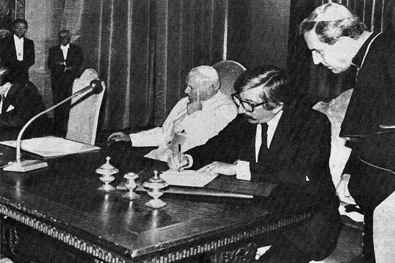 El canciller Dante Caputo, junto al papa Juan Pablo II, en la firma del Tratado de Paz y Amistad entre la Argentina y Chile, en el Vaticano, el 29 de noviembre de 1984