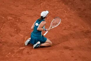 Toda la alegría de Iga Swiatek, de rodillas sobre la cancha de Roland Garros, tras su soberbia segunda conquista del tercer Grand Slam de la temporada