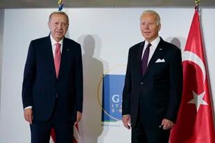 El presidente estadounidense Joe Biden con el presidente turco Recep Tayyip Erdogan
