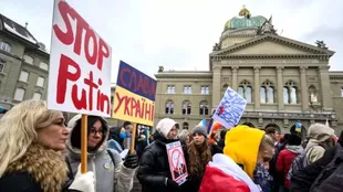 Las protestas contra la invasión rusa de Ucrania han atraído multitudes de decenas de miles en toda Suiza