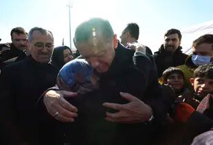 Recep Tayyip Erdogan, con sobrevivientes en Kahramanmaras. (Turkish Presidency via AP )