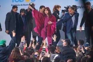Cristina Kirchner habló en Ensenada y a mitad de su discurso se conoció la renuncia de Guzmán