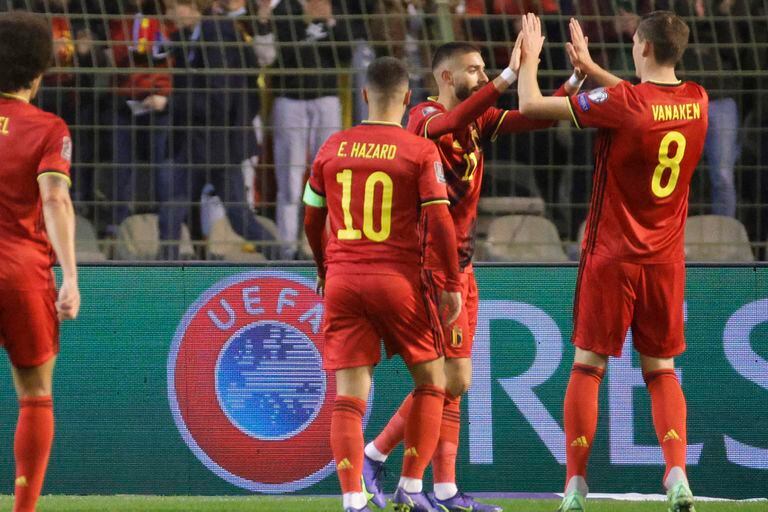 Los jugadores belgas festejan el primer gol ante Estonia, anotado por Christian Benteke; la victoria por 3-1 les garantizó a los dirigidos por Roberto Martínez el pasaje a Qatar 2022.