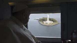 El Papa Francisco observa la Estatua de la Libertad, en su llegada a Nueva York