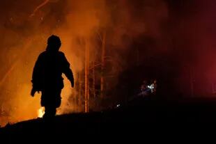 Bomberos combaten un incendio forestal en Santa Juana, provincia de Concepción, en Chile, el 8 de febrero de 2023