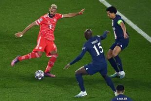 Eric Maxim Choupo-Moting domina la pelota durante el partido que disputan Paris Saint-Germain y Bayern Munich
