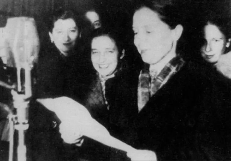 La dirigenta Elena Caffarena junto a sus compañeras del MEMCH el día que presentaron el primer proyecto para habilitar el sufragio femenino en Chile, en 1938