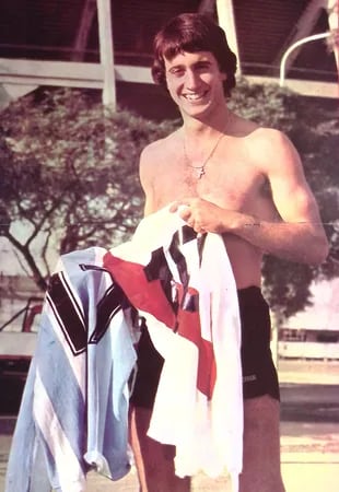 Norberto “Beto” Alonso, con las camisetas de River y de la selección argentina en la época donde el enganche brillaba en el fútbol local.