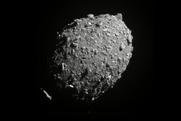 Video: así fue el momento en que la nave espacial de la NASA chocó contra un asteroide - LA NACION