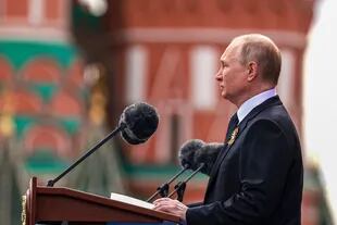 El presidente ruso, Vladímir Putin, pronuncia un discurso durante el desfile militar del Día de la Victoria que conmemora el 77º aniversario de la victoria sobre la Alemania nazi durante la Segunda Guerra Mundial en la Plaza Roja, en el centro de Moscú. 