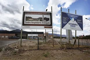 El hospital. Los carteles son provinciales, pero quien construye el nuevo hospital de Andalgalá es la minera La Alumbrera. Busca mejorar la aceptación de la actividad por los vecinos