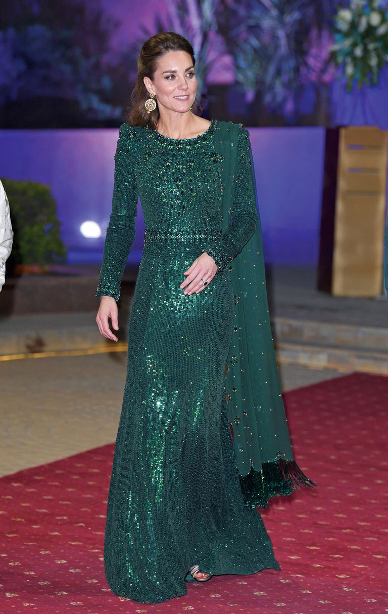 2019, Islamabad. Kate impacta con un vestido con corte similar a un sari de la diseñadora Jenny Packham, una de sus favoritas.