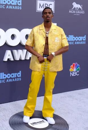 The musician Christian Combs opted for a yellow look without a shirt, one of the most striking on the music awards carpet