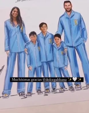 Los pijamas "mundialistas" que Dolce & Gabanna diseñó para Antonela Roccuzzo, Lionel Messi y sus tres hijos