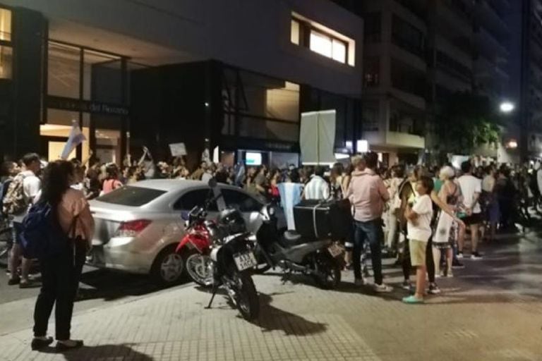 Manifestantes antivacunas escracharon al intendente de Rosario