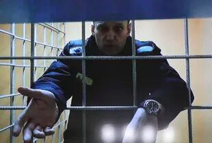 El líder de la oposición rusa Alexei Navalny habla por videoconferencia desde una prisión durante una audiencia judicial en Petushki, Rusia, el 28 de diciembre de 2021. (Evgeny Feldman/Meduza vía AP, Archivo)