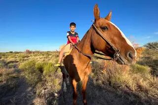 Tiene 11 años, es un gaucho que ama desfilar con su caballo y sueña con ser jugador de fútbol