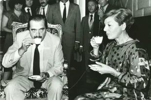 Isabel Perón, con Raúl Alfonsín, en un encuentro en la Casa Rosada, de 1985