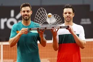El español Marcel Granollers y Horacio Zeballos, con el trofeo de campeones del ATP 500 de Río