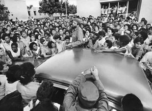 Fidel Castro hablando con los estudiantes en Ciudad Libertad, una antigua base militar, sobre las virtudes de la agricultura y los males de la burocracia, en 1964