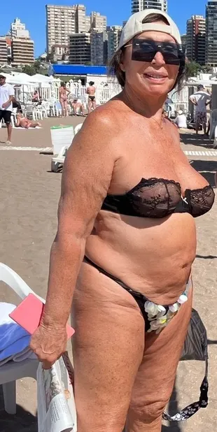 Una usuaria de Twitter publicó esta foto de Moria Casán y la criticó por usar bikini