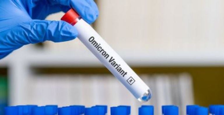 La variante ómicron genera síntomas al menos dos días después de haberse contagiado
