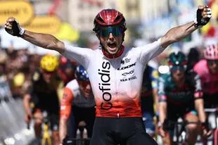 Victor Lafay celebra su victoria en la segunda etapa del Tour