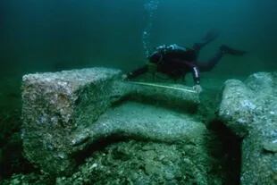 Un arqueólogo marino de la misión encabezada por Franck Goddio mide una colosal estatua hallada en el lecho marino donde yace Thonis-Heracleion
