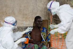 Médicos atendiendo a un paciente con el mortal virus en el Congo