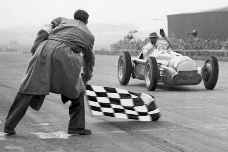 La Alfetta de Fangio recibe la bandera a cuadros en Silverstone, tras imponerse en la primera batería del International Trophy 1951