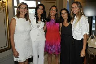 Leyendas del tenis femenino argentino: Mecha Paz, Sabatini, Florencia Labat, Inés Gorrochategui y Gisela Dulko, durante el homenaje a Gaby en la Legislatura