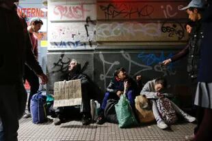 Antonella Avallone en 2016: hace la tarea en plena calle mientras sus papás piden monedas