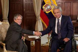 El presidente de Ecuador, Lenin Moreno, a la derecha, le da la mano al presidente electo Guillermo Lasso durante una reunión que forma parte del proceso de transición presidencial 